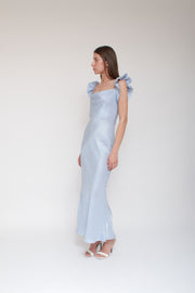 Vanessa Cocchiaro, bleu glacier, invitée de mariage, coupe en biais, froufrous, robe de soirée, événement