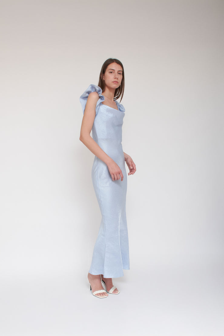 Vanessa Cocchiaro, bleu glacier, invitée de mariage, coupe en biais, froufrous, robe de soirée, événement